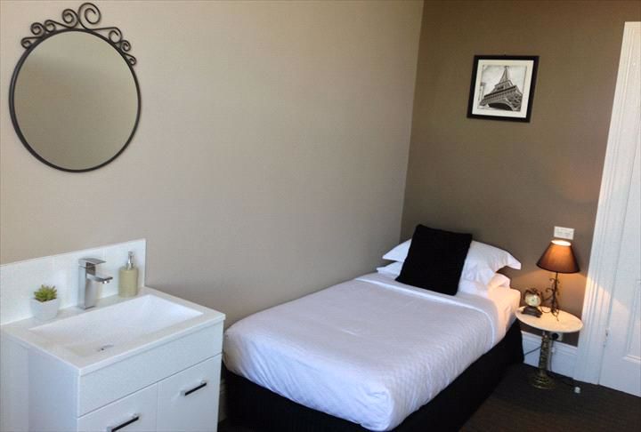 Centennial Inn on Bathurst - Image 2