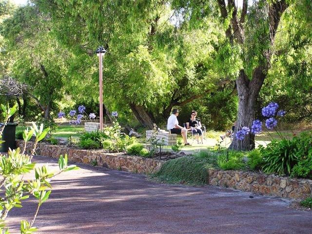 Emu Point Motel - Image 3