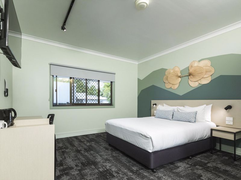 Nightcap at Atherton Hotel (The Stump) - Image 4