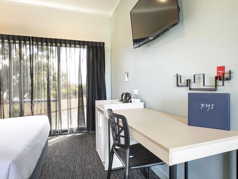 Nightcap at Excelsior Hotel - Image 2