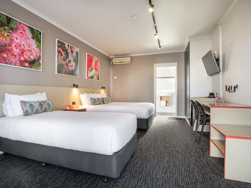 Nightcap at Ferntree Gully Hotel Motel - Image 4