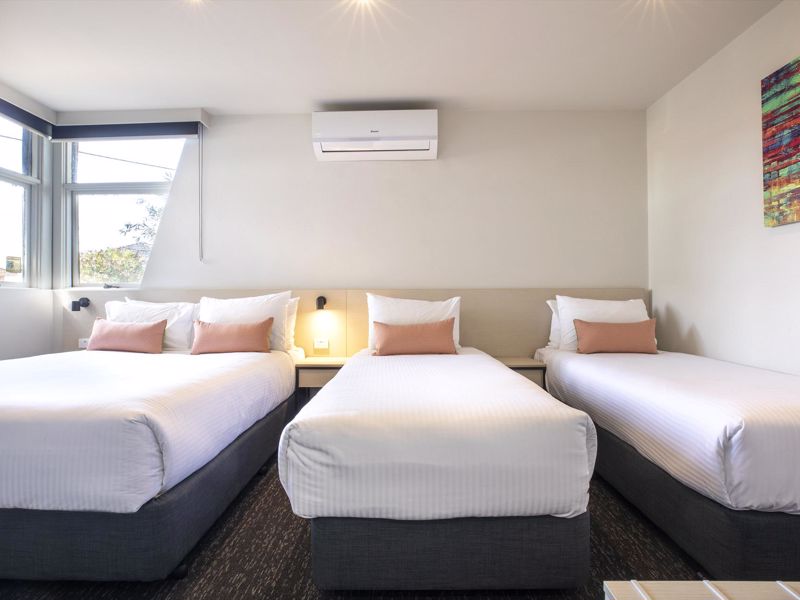 Nightcap at Glengala Hotel - Image 2