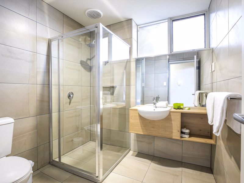 Nightcap at Glengala Hotel - Image 3