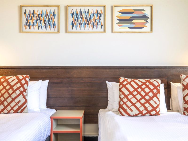 Nightcap at Glengala Hotel - Image 4