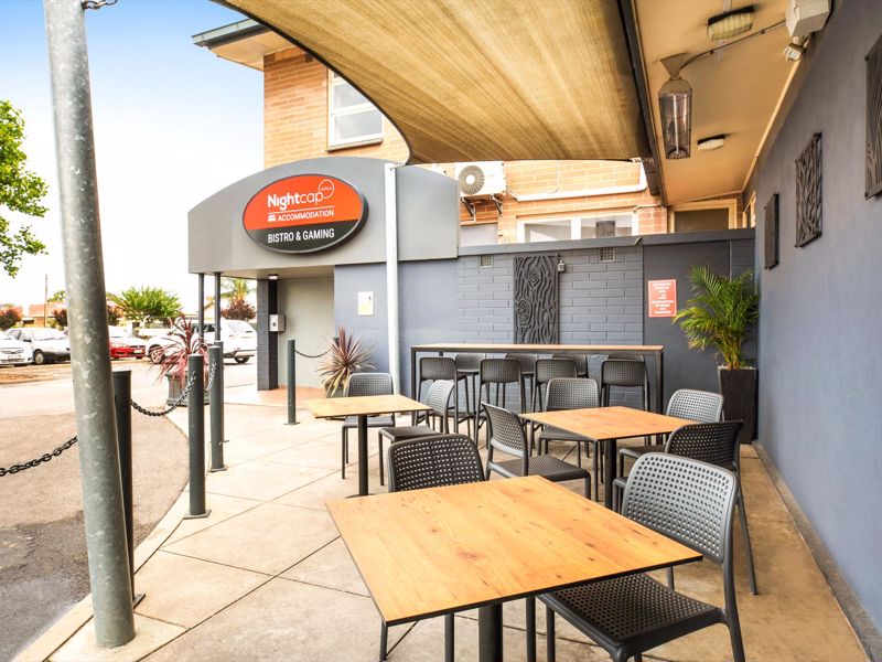 Nightcap at Hendon Hotel - Image 3