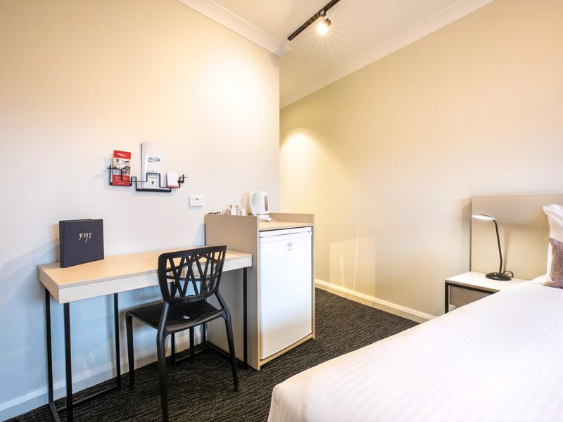 Nightcap at Hendon Hotel - Image 4