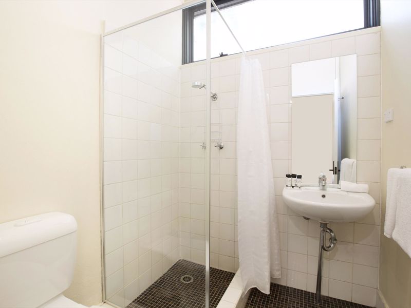 Nightcap at High Flyer Hotel - Image 3