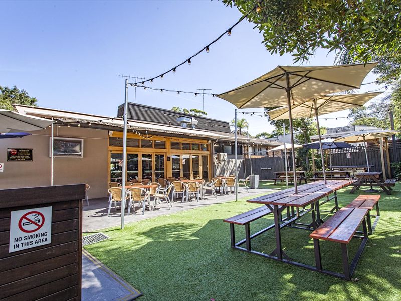 Nightcap at High Flyer Hotel - Image 4