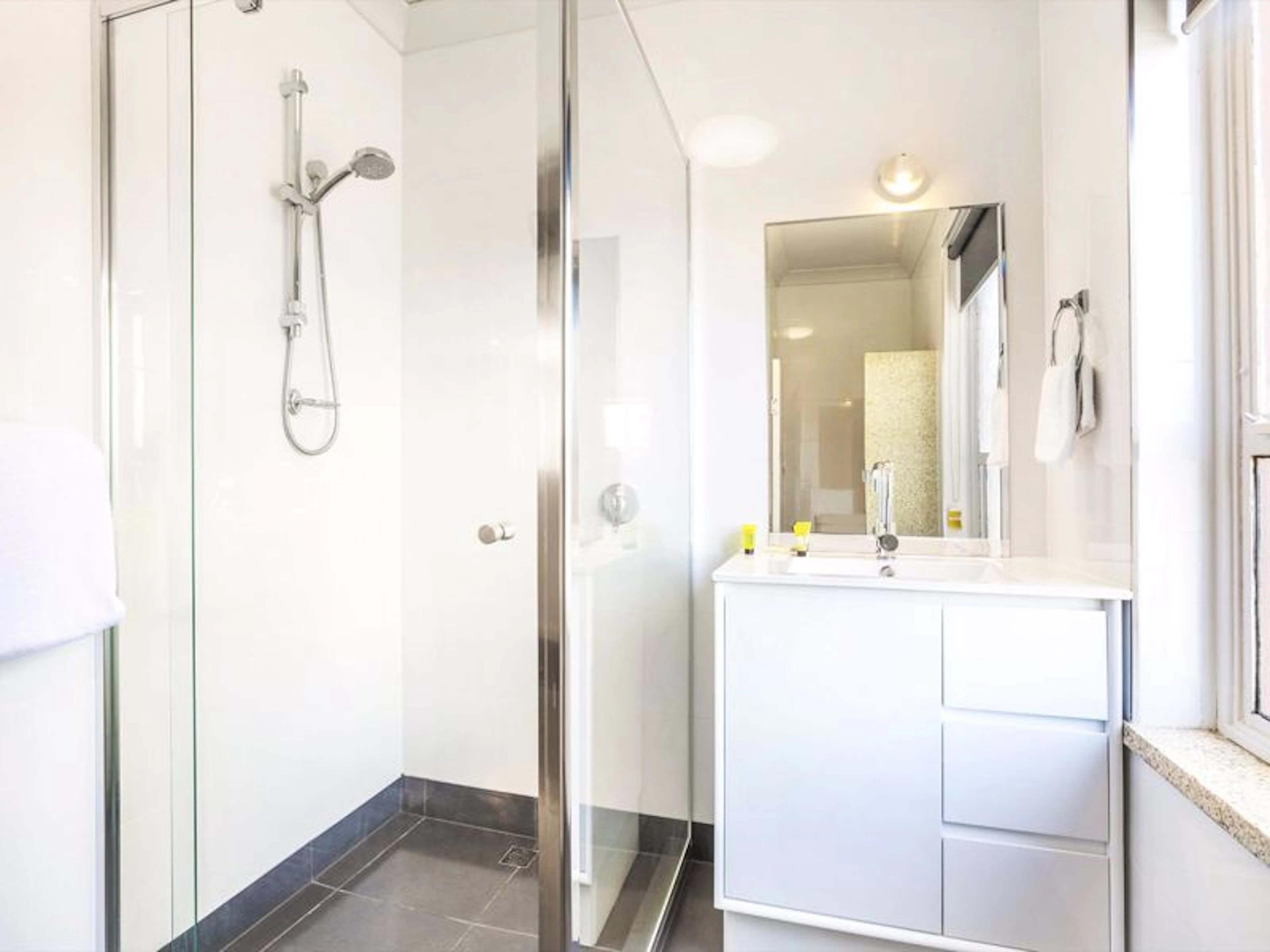 Nightcap at Rose & Crown Hotel - Image 4