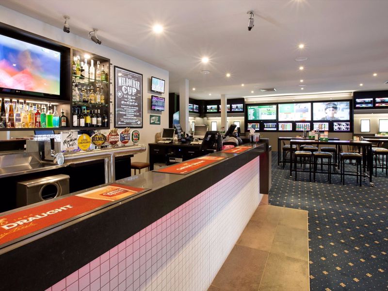 Nightcap at Shoppingtown Hotel - Image 4