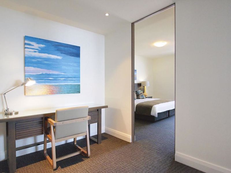 Oaks Redcliffe Mon Komo Suites - Image 5