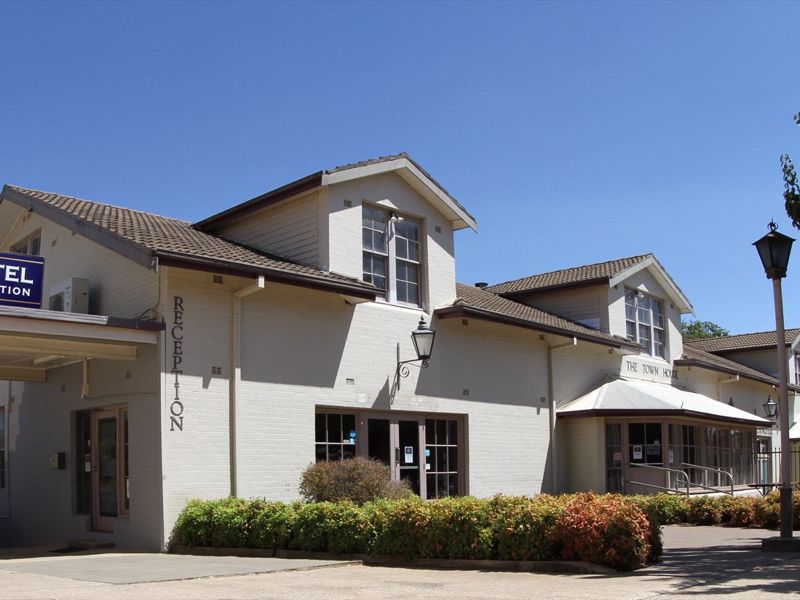Townhouse Motel — Cowra, NSW